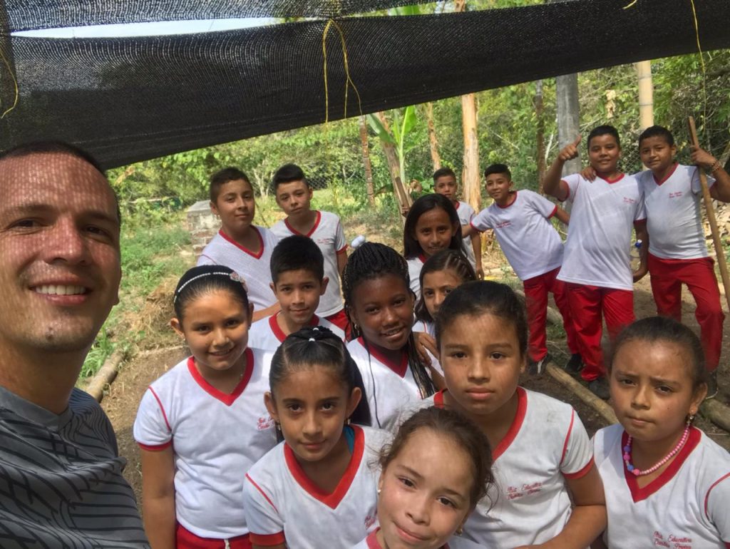 Estudiantes con el docente Felipe González